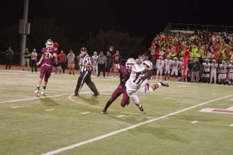 FB1 Wallkill Valley wide receiver Jaden McNeil makes a diving catch with Newton defensive back DeMarius Posey hot on his heels in the first half of their game Friday, Sept. 15. McNeil made five receptions for 46 yards. (Photos by George Leroy Hunter)