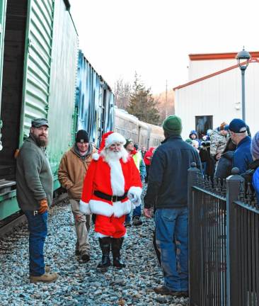 <b>Santa greets the crowd in Vernon. (Photo by Maria Kovic)</b>