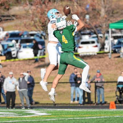 <b>SF3 Sparta’s Stone Herbison attempts to make an acrobatic first-half pass reception but is unable to secure possession for what would have been a first down deep in the Montville end of the field. (Photo by Glenn Clark)</b>