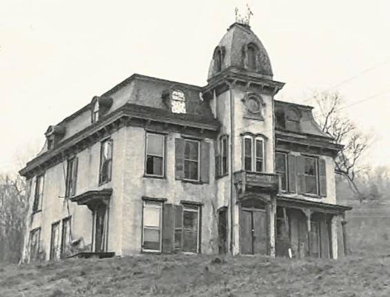 <b>The Martin Mansion, also known as the Haunted House of Wantage, about 1989. (Photo courtesy of Ron Dupont)</b>