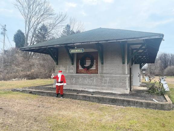 <b>Santa will visit Greendell Train Station, 12 Wolfs Corner Road, from 10 a.m. to noon Saturday, Dec. 21. (Photo provided)</b>