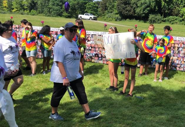 Young volunteers at the Center for Prevention &amp; Counseling cheer on the walkers.