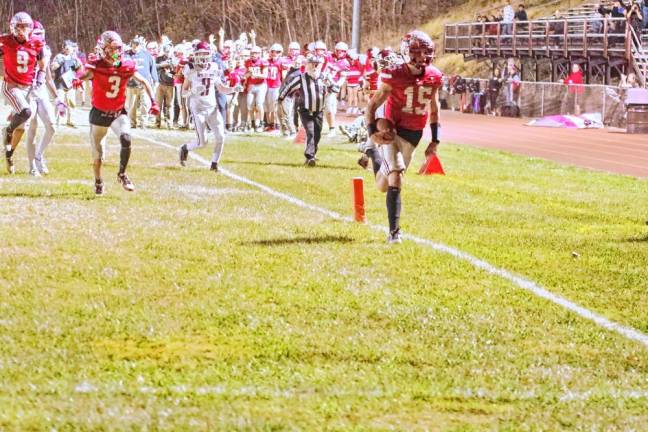 <b>HPF1 High Point ball carrier Jerron Martress enters the end zone for the first touchdown of the state sectional game against Becton on Friday, Nov. 1. He made three touchdowns and High Point won, 46-6. (Photo by George Leroy Hunter)</b>