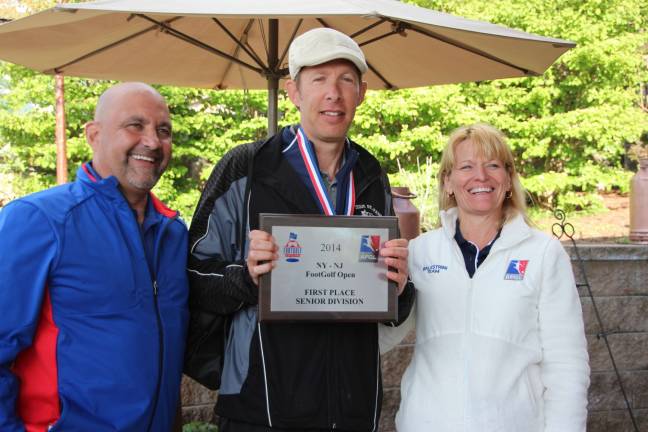 Eric Brief of Warwick, NY took 1st place in Senior Division, pictured with Roberto and Laura Balestrini of Cali.