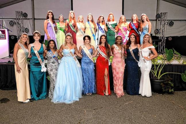 <b>All 18 contestants in the 2004 Queen of the Fair contest Saturday, Aug. 3 at the New Jersey State Fair-Sussex County Farm &amp; Horse Show. </b>