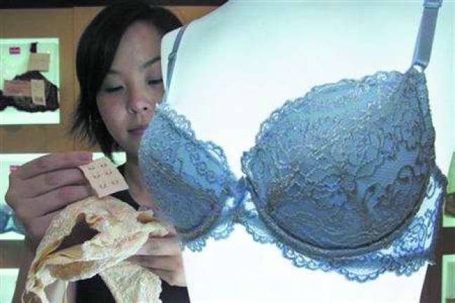 A professional bra could reduce pain experienced by women with large breasts,  research shows
