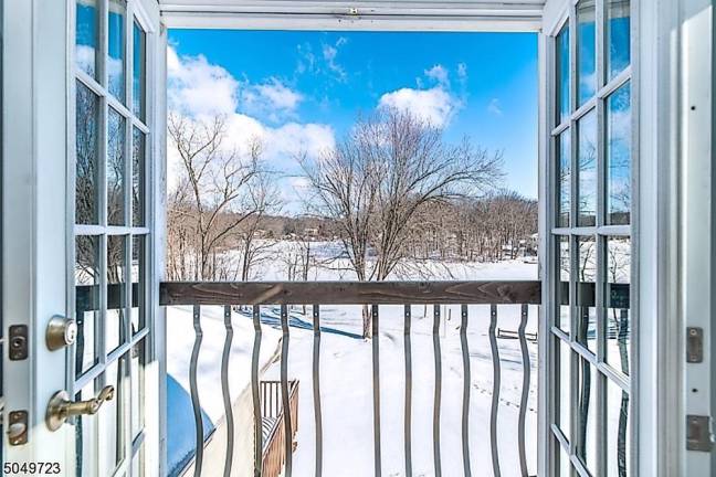 This lakefront home feels like a retreat