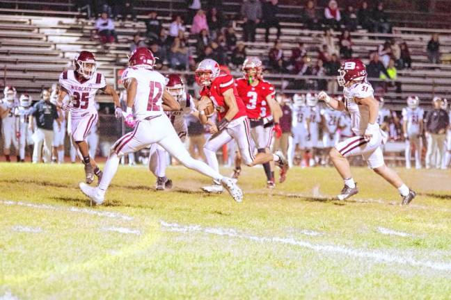 <b>HPF4 High Point quarterback John Elko runs with the ball in the first quarter. He made two touchdowns. (Photo by George Leroy Hunter)</b>