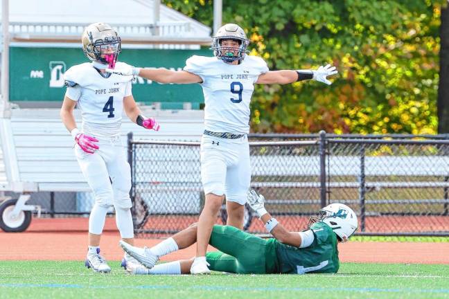 <b>Pope John’s Sam Conetta gives his signal for an incomplete pass after he broke up the second-quarter reception by Philip Fulmar of Delbarton. </b>