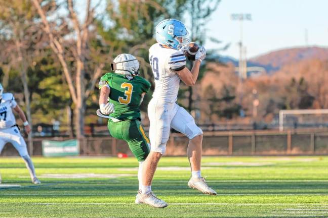 <b>Junior wide receiver Luke Doster pulls in a fourth-quarter pass for a Sparta first down against Montville. (Photo by Glenn Clark)</b>