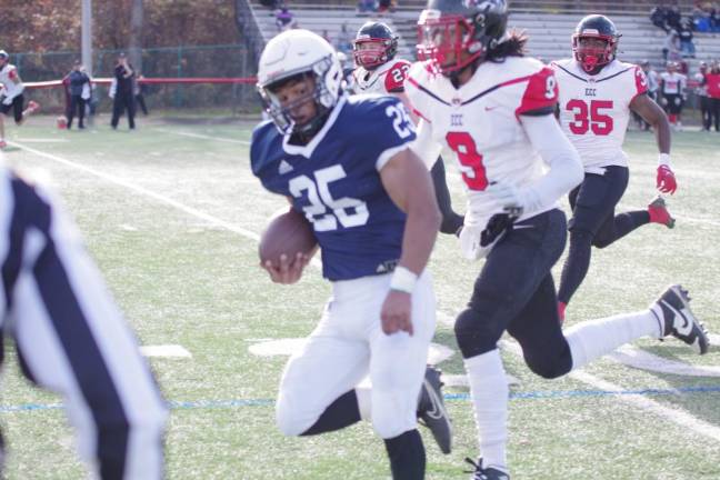 Sussex ball carrier Thaylor Siblies is on the move in the third quarter. He is a graduate of Newton High School.