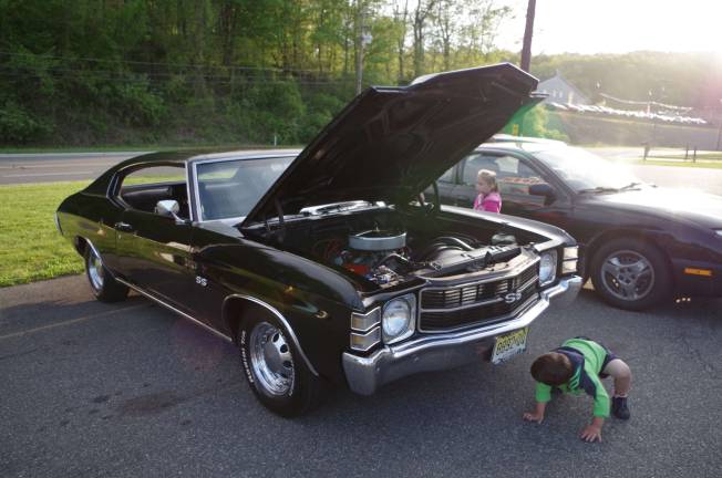 Youngsters check out a 1971 Chevy Chevelle.