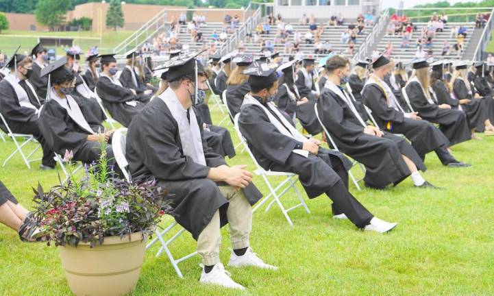 Graduating students. (Photo by Vera Olinsky)